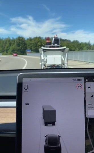 Foto - Yapay zeka ‘error’ verdi! Tesla'nın at arabası ile imtihanı