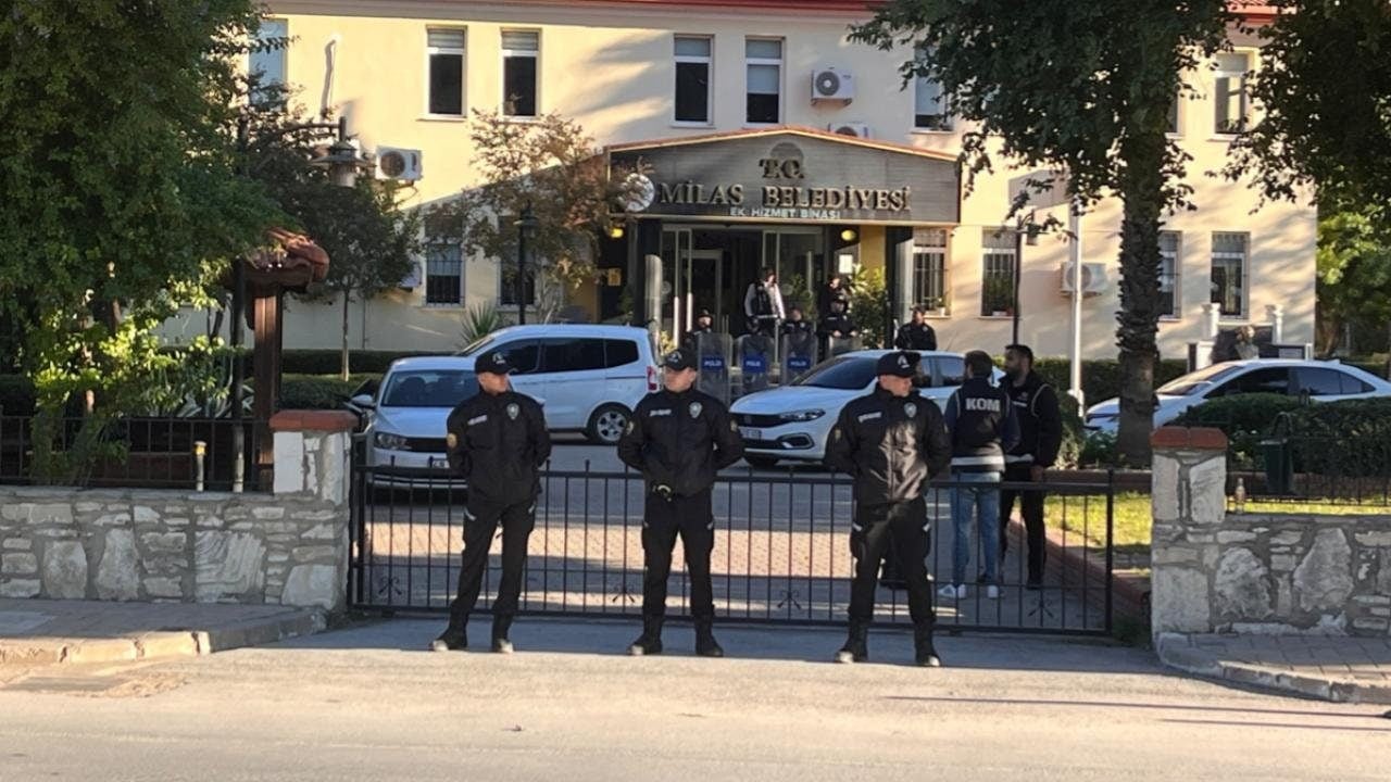Foto - Yapılmayan işleri yapılmış gibi göstermişler! Belediye başkanı ve oğlu tutuklandı