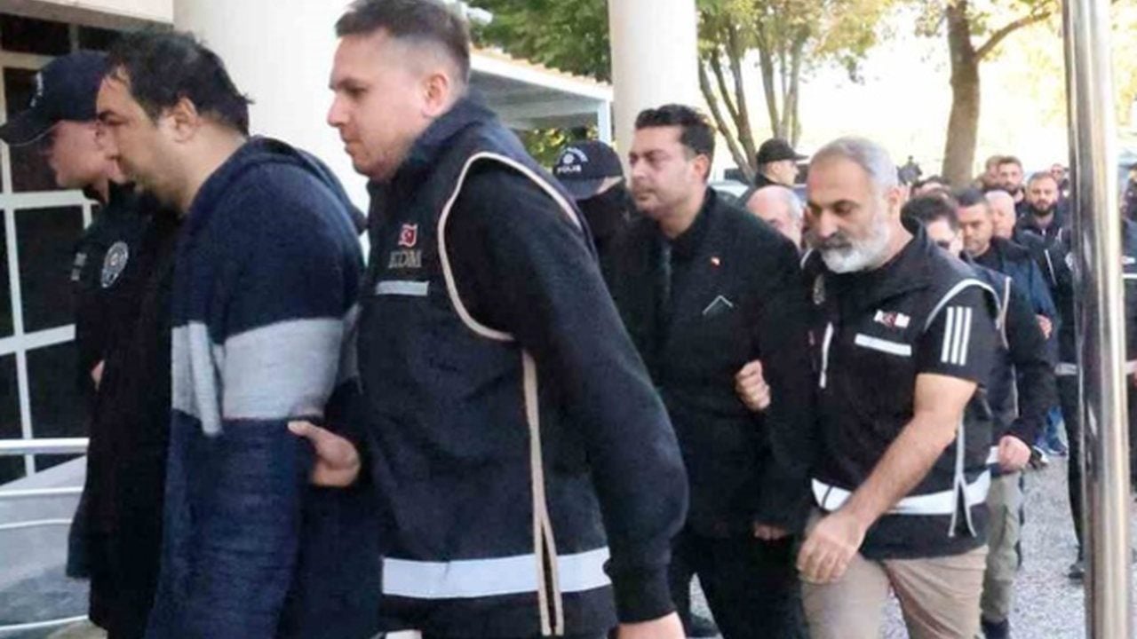 Foto - Yapılmayan işleri yapılmış gibi göstermişler! Belediye başkanı ve oğlu tutuklandı