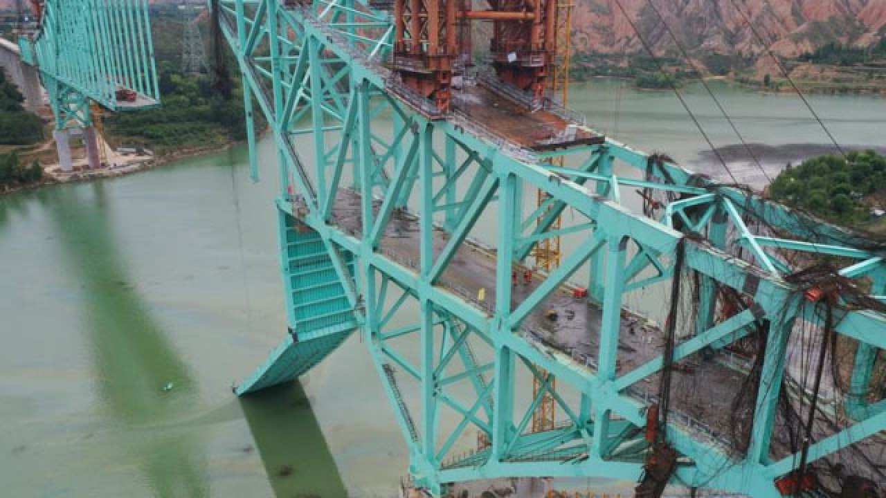 Foto - Yapımı devam eden demir yolu köprüsü çöktü: 12 işçi hayatını kaybetti