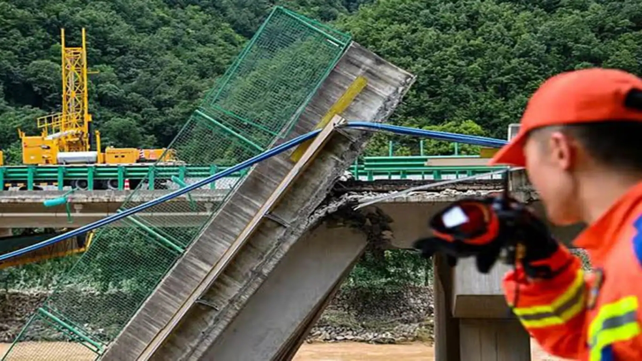 Foto - Yapımı devam eden demir yolu köprüsü çöktü: 12 işçi hayatını kaybetti