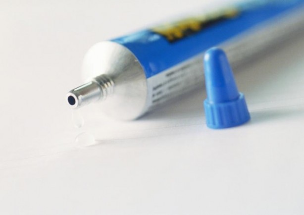 Foto - Yapıştırıcılar kendi kaplarına neden yapışmaz?