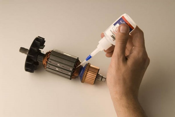 Foto - Yapıştırıcılar kendi kaplarına neden yapışmaz?