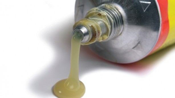 Foto - Yapıştırıcılar kendi kaplarına neden yapışmaz?