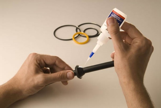 Yapıştırıcılar kendi kaplarına neden yapışmaz?