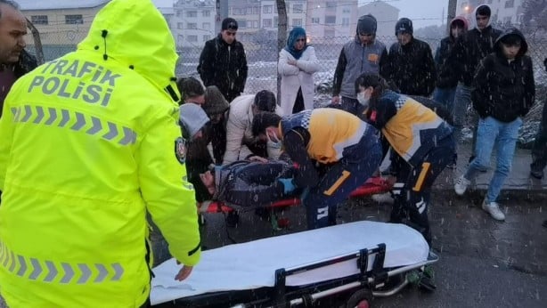 Yaralıyı kar yağışından kartonla korudular