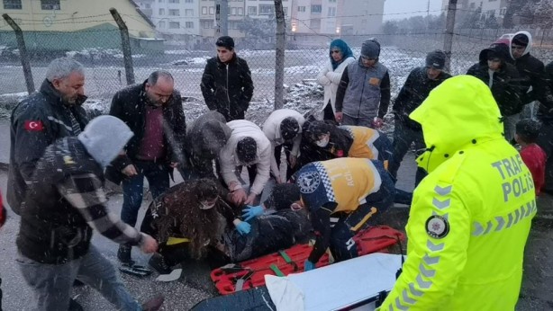 Foto - Yaralıyı kar yağışından kartonla korudular
