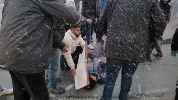 Foto - Yaralıyı kar yağışından kartonla korudular