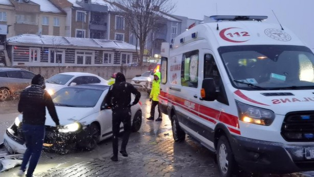 Foto - Yaralıyı kar yağışından kartonla korudular