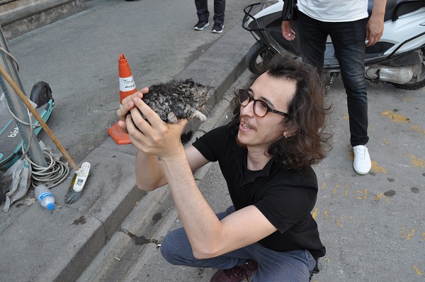 Foto - Yaramaz kedi böyle kurtarıldı