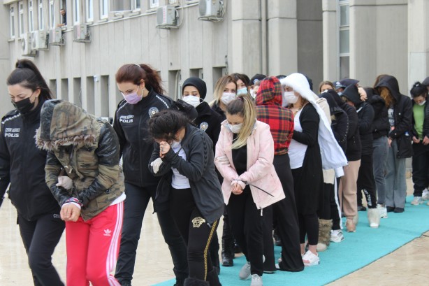 Foto - ‘Yarasa kız’ operasyonunda yeni gelişme! 125 kişi adliyeye sevk edildi