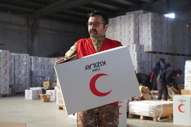 Foto - Yardım kolilerinden anlamlı notlar iliştirilmiş kumbaralar çıktı
