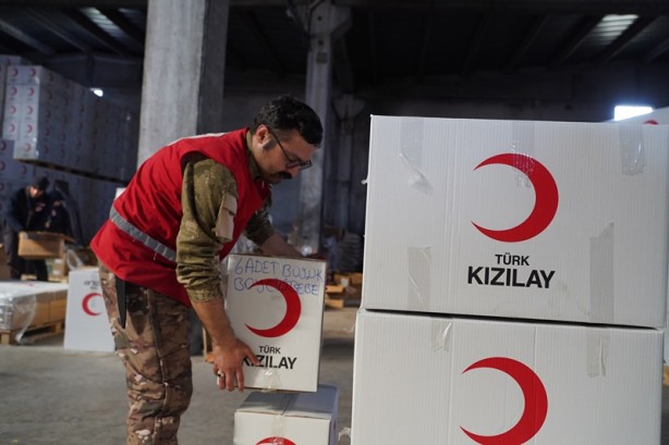 Foto - Yardım kolilerinden anlamlı notlar iliştirilmiş kumbaralar çıktı