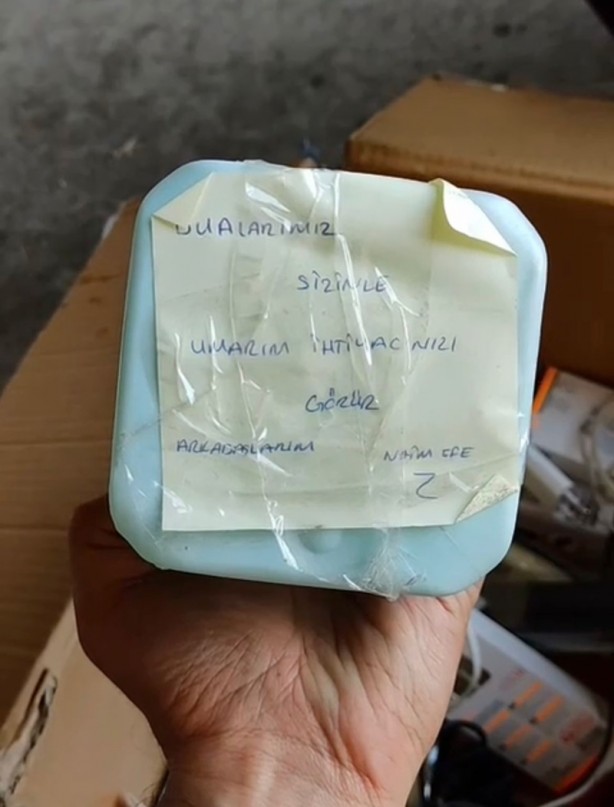 Foto - Yardım kolilerinden anlamlı notlar iliştirilmiş kumbaralar çıktı