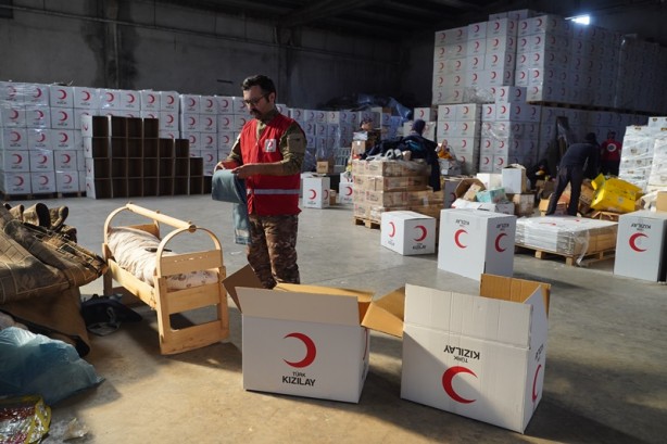 Yardım kolilerinden anlamlı notlar iliştirilmiş kumbaralar çıktı