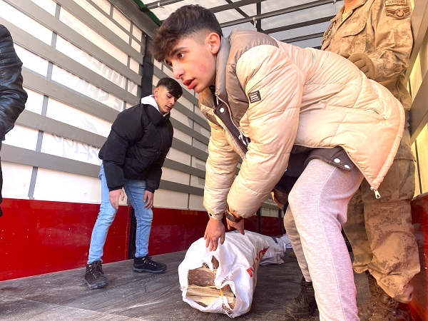 Foto - Yardımlaşmanın böylesi! Ardahanlı vatandaşlardan duygulandıran davranış