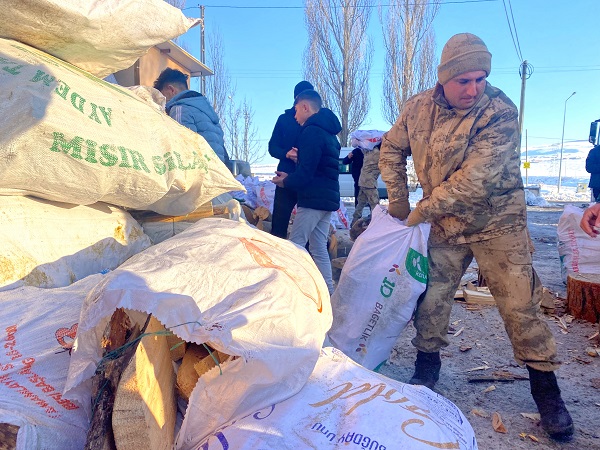 Foto - Yardımlaşmanın böylesi! Ardahanlı vatandaşlardan duygulandıran davranış