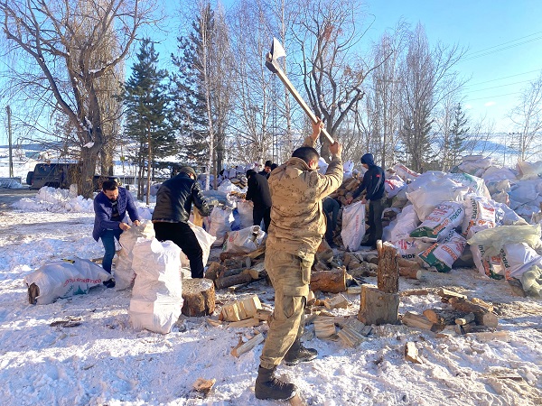 Foto - Yardımlaşmanın böylesi! Ardahanlı vatandaşlardan duygulandıran davranış