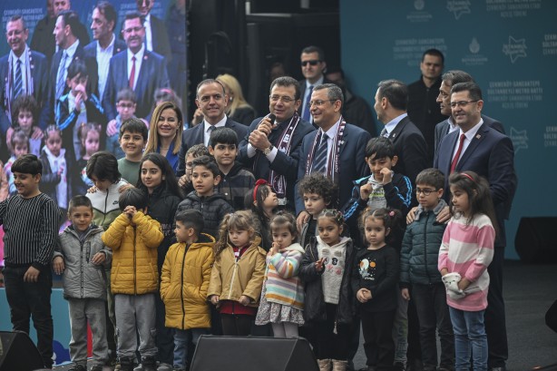 Foto - Yarım Genel Başkanların mitinginde LGBT bayrakları dalgalandı