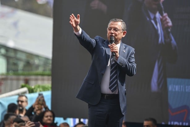 Yarım Genel Başkanların mitinginde LGBT bayrakları dalgalandı