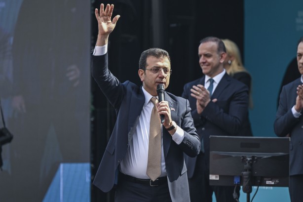 Foto - Yarım Genel Başkanların mitinginde LGBT bayrakları dalgalandı