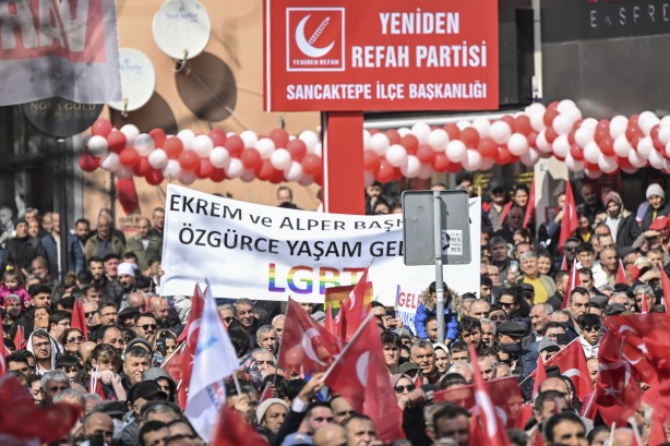 Foto - Yarım Genel Başkanların mitinginde LGBT bayrakları dalgalandı