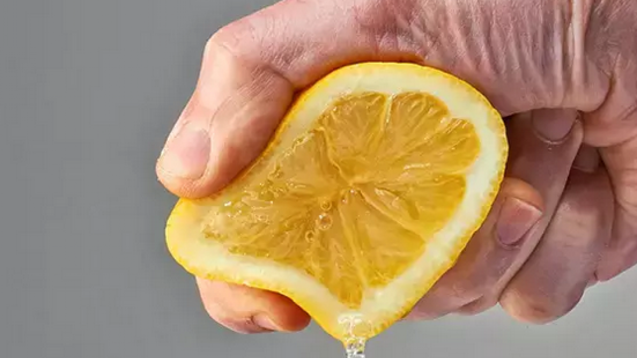 Foto - Yarım limon bakın neye iyi geliyor: Limonu buzdolabında saklarsanız ne olur? Gün boyunca sadece deneyin