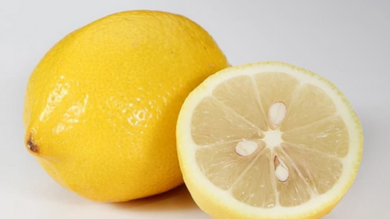 Foto - Yarım limon bakın neye iyi geliyor: Limonu buzdolabında saklarsanız ne olur? Gün boyunca sadece deneyin