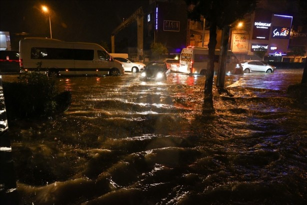 Foto - Yarım saatlik sağanak İzmir'i esir aldı: Cadde ve iş yerleri göle döndü