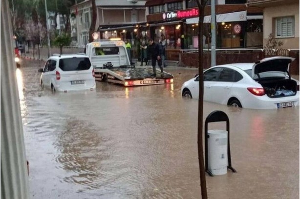 Foto - Yarım saatlik sağanak İzmir'i esir aldı: Cadde ve iş yerleri göle döndü