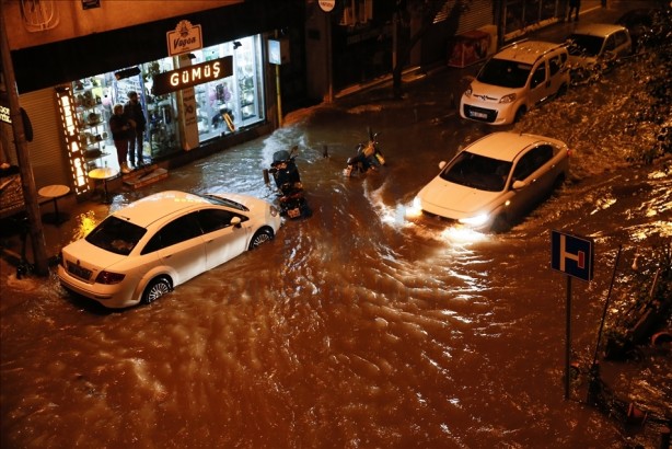Foto - Yarım saatlik sağanak İzmir'i esir aldı: Cadde ve iş yerleri göle döndü