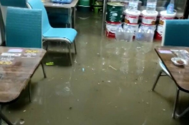 Foto - Yarım saatlik sağanak İzmir'i esir aldı: Cadde ve iş yerleri göle döndü
