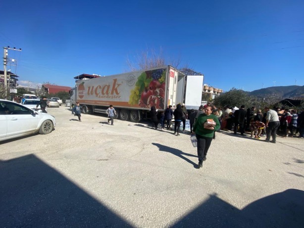 Foto - Yaş meyve sebze sektörü yardımlarını deprem bölgesine taşıyor