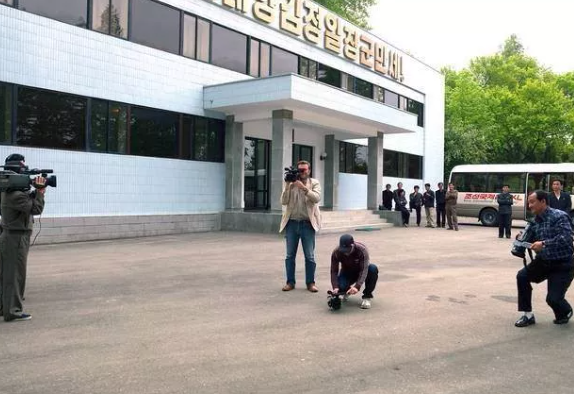 Foto - Yasak olmasına rağmen ortaya çıkardı! Nükleer gücü olan ülkede olay görüntüler