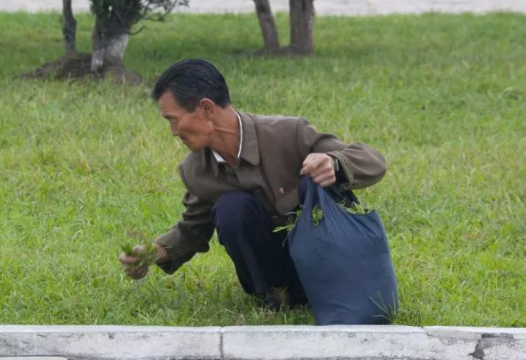 Foto - Yasak olmasına rağmen ortaya çıkardı! Nükleer gücü olan ülkede olay görüntüler