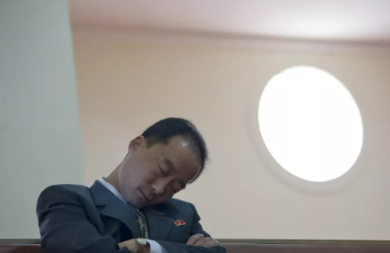 Foto - Yasak olmasına rağmen ortaya çıkardı! Nükleer gücü olan ülkede olay görüntüler