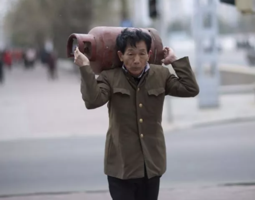 Foto - Yasak olmasına rağmen ortaya çıkardı! Nükleer gücü olan ülkede olay görüntüler