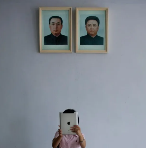 Foto - Yasak olmasına rağmen ortaya çıkardı! Nükleer gücü olan ülkede olay görüntüler