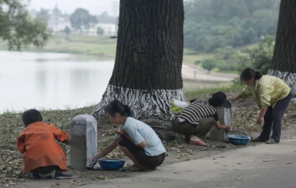 Foto - Yasak olmasına rağmen ortaya çıkardı! Nükleer gücü olan ülkede olay görüntüler