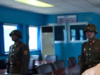 Foto - Yasak olmasına rağmen ortaya çıkardı! Nükleer gücü olan ülkede olay görüntüler