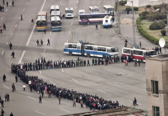 Foto - Yasak olmasına rağmen ortaya çıkardı! Nükleer gücü olan ülkede olay görüntüler