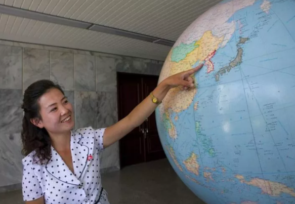 Foto - Yasak olmasına rağmen ortaya çıkardı! Nükleer gücü olan ülkede olay görüntüler