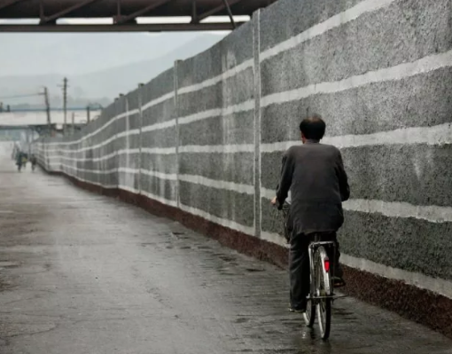 Foto - Yasak olmasına rağmen ortaya çıkardı! Nükleer gücü olan ülkede olay görüntüler