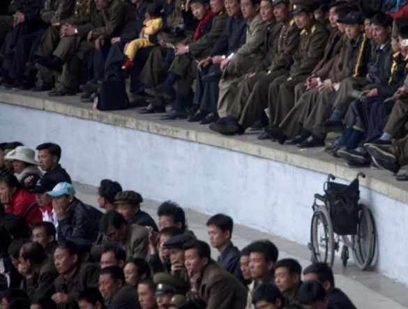 Foto - Yasak olmasına rağmen ortaya çıkardı! Nükleer gücü olan ülkede olay görüntüler