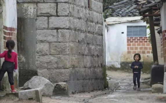 Foto - Yasak olmasına rağmen ortaya çıkardı! Nükleer gücü olan ülkede olay görüntüler