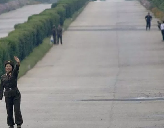 Foto - Yasak olmasına rağmen ortaya çıkardı! Nükleer gücü olan ülkede olay görüntüler