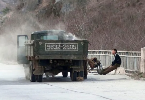 Foto - Yasak olmasına rağmen ortaya çıkardı! Nükleer gücü olan ülkede olay görüntüler
