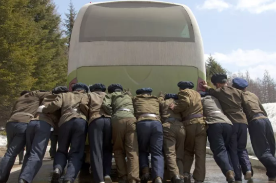 Foto - Yasak olmasına rağmen ortaya çıkardı! Nükleer gücü olan ülkede olay görüntüler