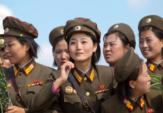 Foto - Yasak olmasına rağmen ortaya çıkardı! Nükleer gücü olan ülkede olay görüntüler