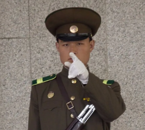 Foto - Yasak olmasına rağmen ortaya çıkardı! Nükleer gücü olan ülkede olay görüntüler